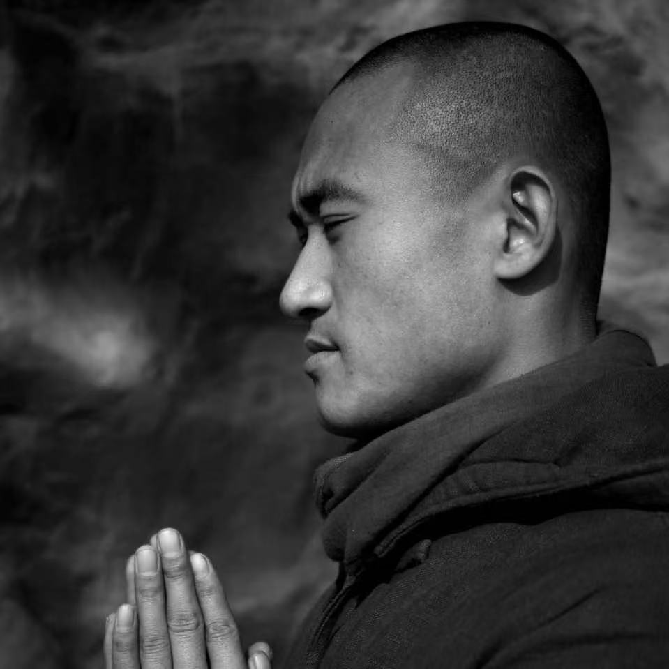 Master Shi Yanchuan with hands joined in greeting